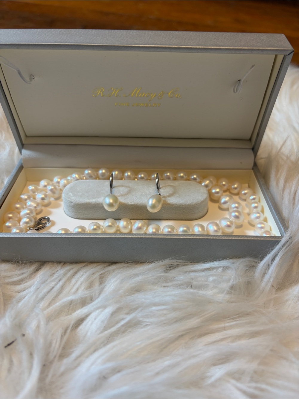 Faux Pearl Necklace and Earrings Set in White: 18”